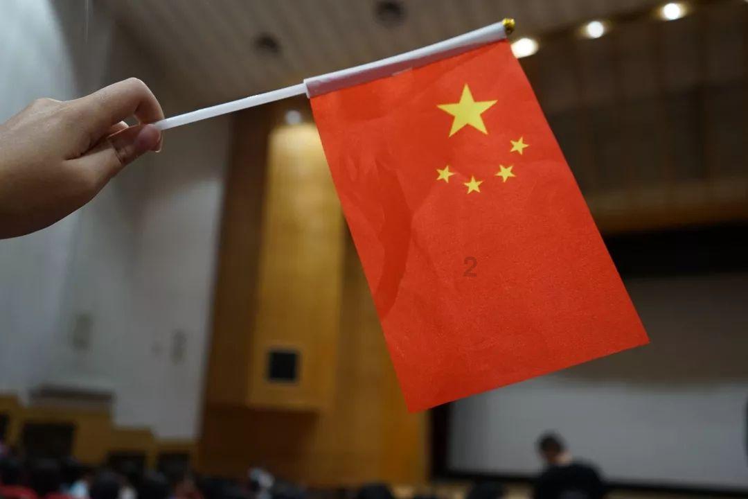 华晨宇绿洲晒鼻孔式自拍粉丝哭笑不得，娱乐圈有哪些明星热衷于发直男自拍？游戏画面